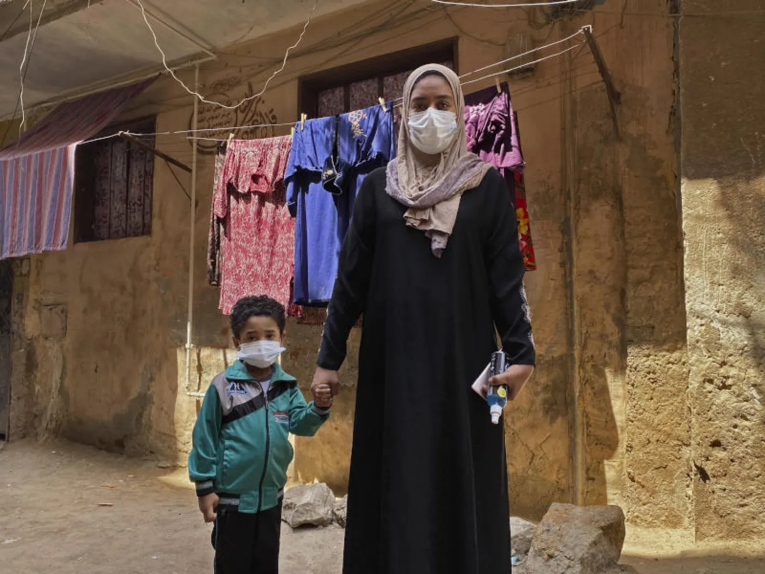 سيدة مصرية ترتدي كمامة (أ.ب)