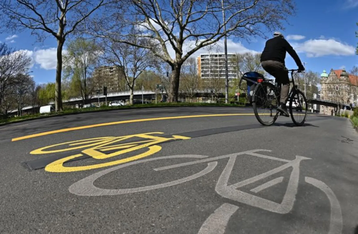 سائق دراجة يستغل أحد الممرات الجديدة لها (سي إن إن)