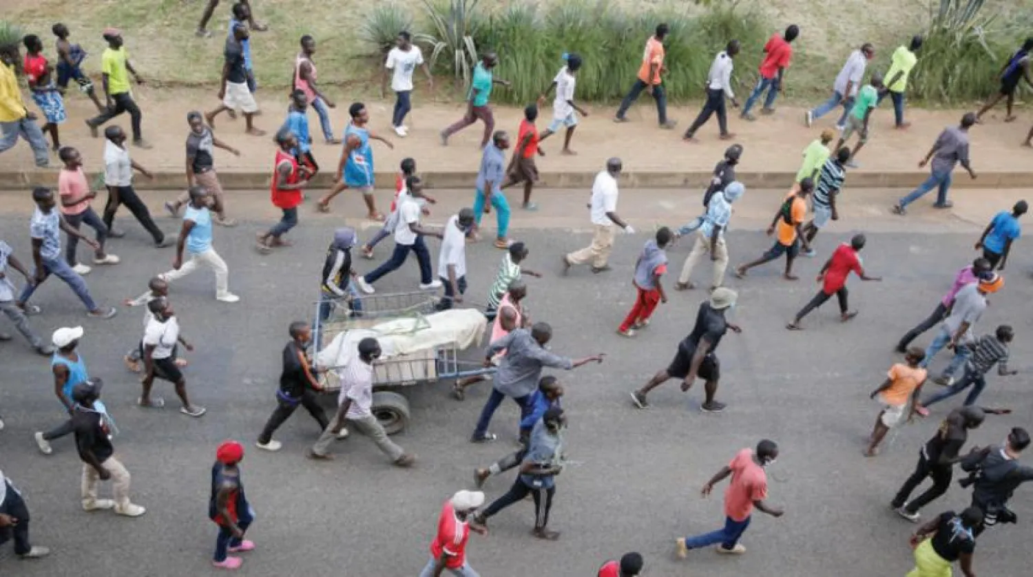 Sokağa çıkma yasağını ihlal ettiği gerekçesiyle öldürülen bir kişinin cenazesini uğurlayan Kenyalılar (AP)
