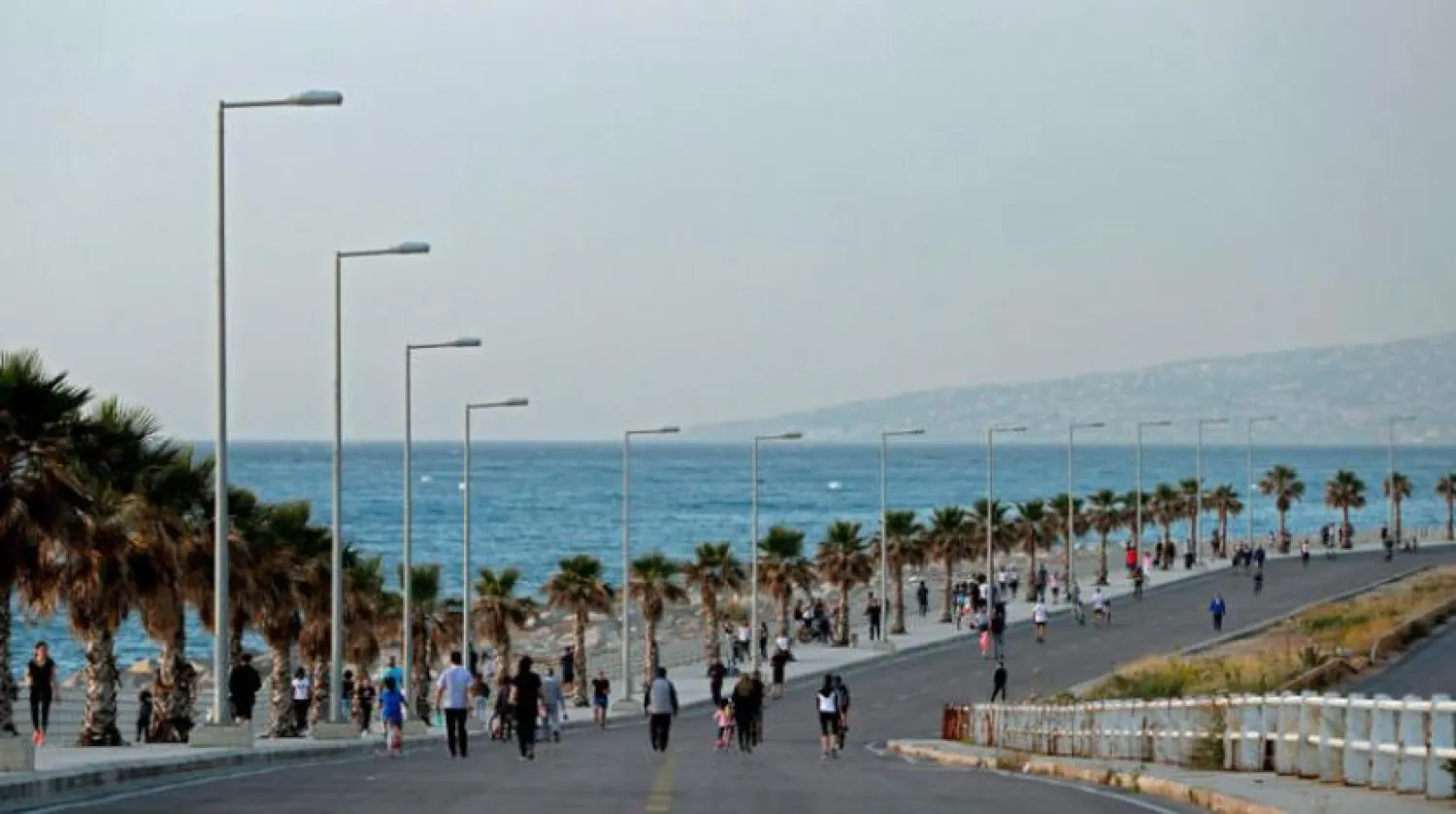 Başkent Beyrut’un kuzeyindeki trafiğe kapatılan Dabye sahil şeridinde (Corniche Dbayeh) yürüyüş ve egzersiz yapan vatandaşlar (AFP)