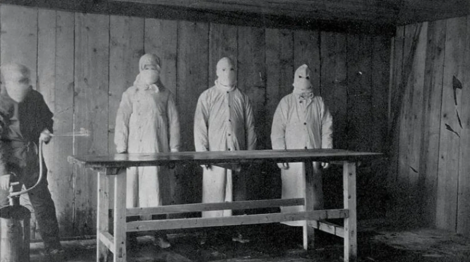 1910’da Çin’de salgın hastalarının tedavi edildiği bir hastanede otopsi masası dezenfekte edildiği sırada çekilen bir fotoğraf (Getty)
