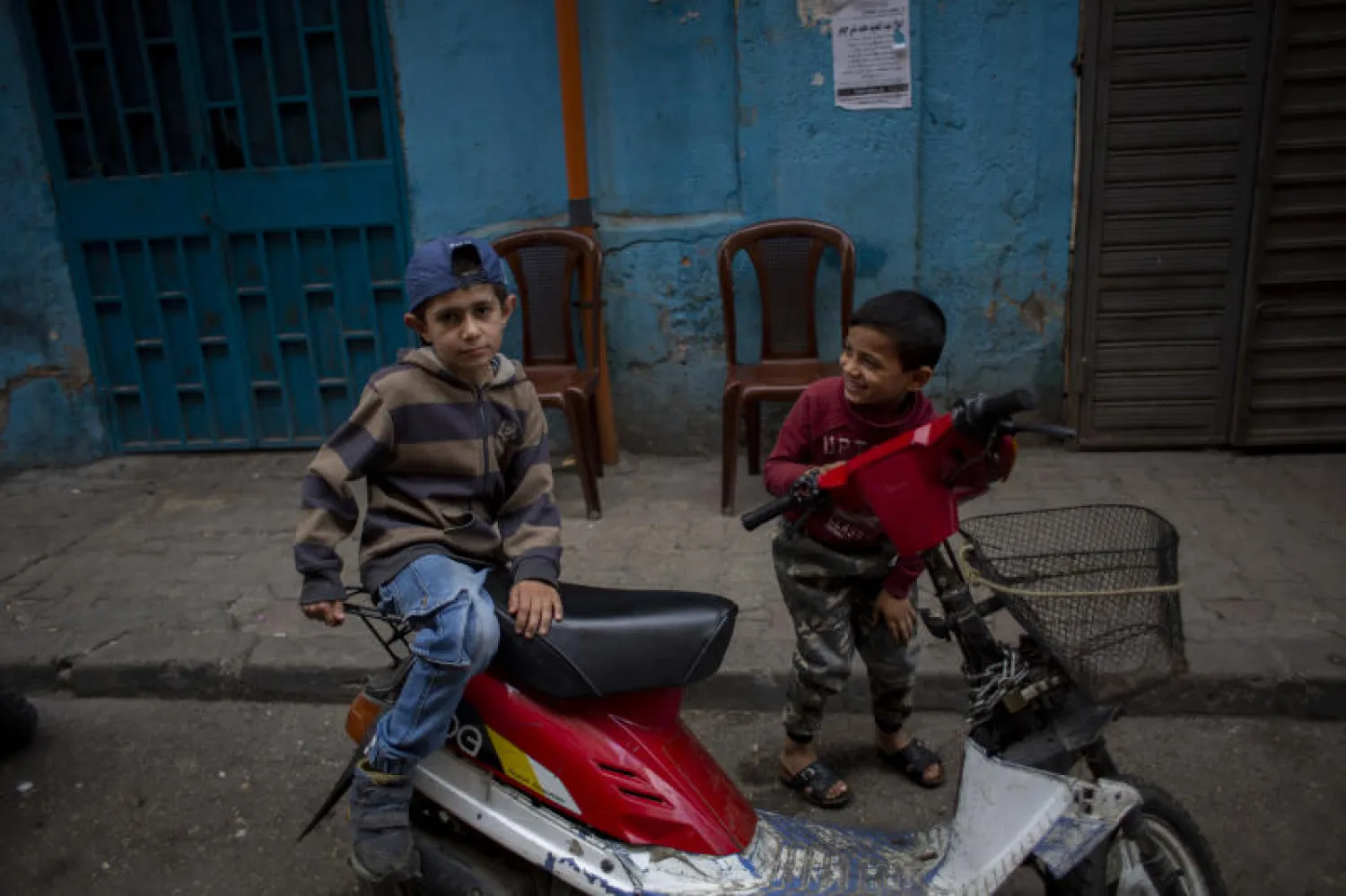 صبيّان يلعبان في منطقة باب التبانة بمدينة طرابلس شمال لبنان (أ.ب)