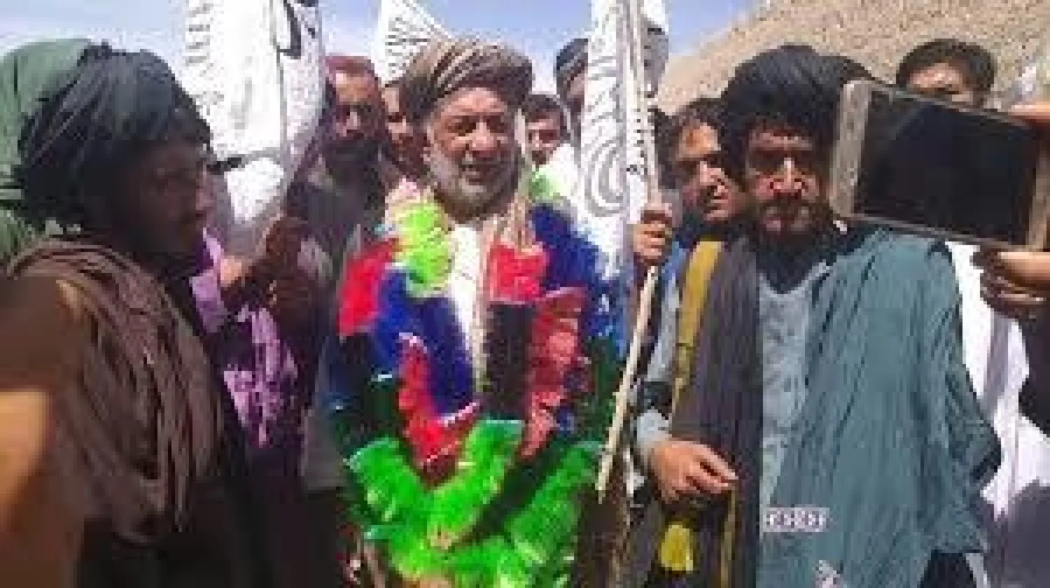 أفراد من «طالبان» نشروا صوراً قالوا إنها لعبد الجليل باختوار عقب انضمامه للحركة المسلحة (نيويورك تايمز)