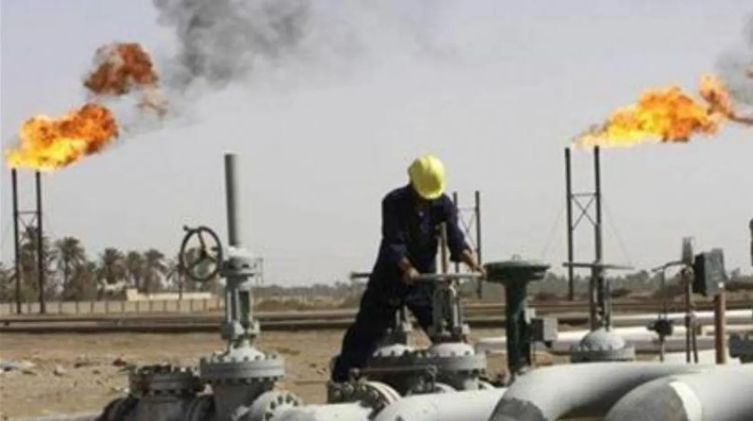 Irak’taki rafinelerden birinde çalışan işçi (Reuters-Arşiv)