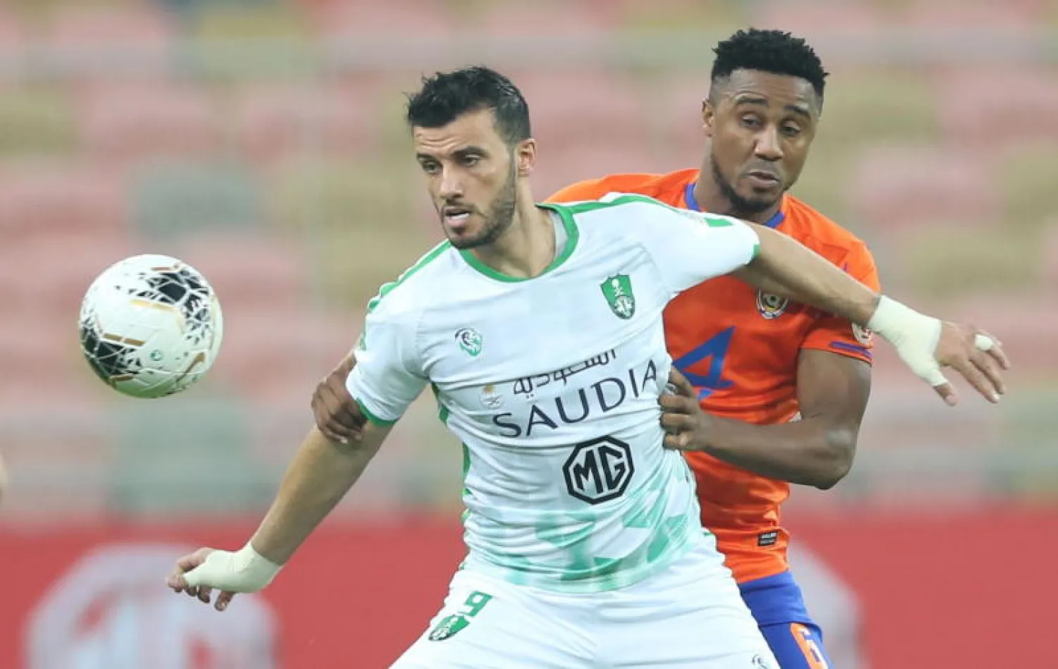 عمر السومة بقميص الأهلي خلال مباراة ضد الفيحاء ضمن منافسات دوري المحترفين السعودي (إ.ب.أ)