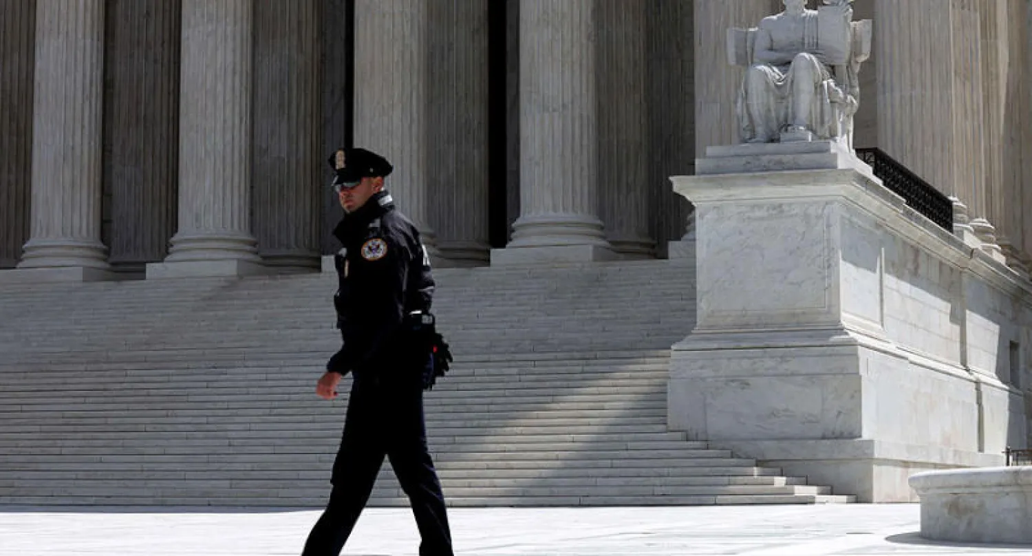 شرطي أميركي أمام مقر المحكمة العليا في واشنطن أمس (أ.ف.ب)