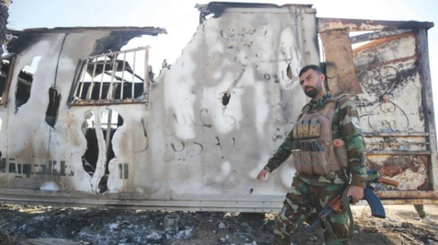 DEAŞ’ın Bağdat’ın kuzeyinde saldırı düzenlediği bir noktada Haşdi Şabi üyesi (AFP)