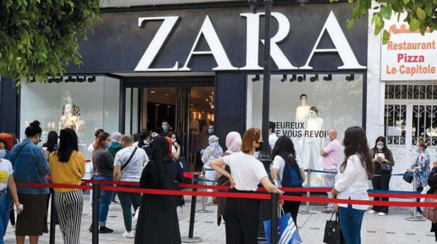 Hazır giyim mağazaları Ramazan bayramına hazırlık için kapılarını açarken, Tunuslular Zara mağazasına girmeden önce sırada bekliyor (AP)