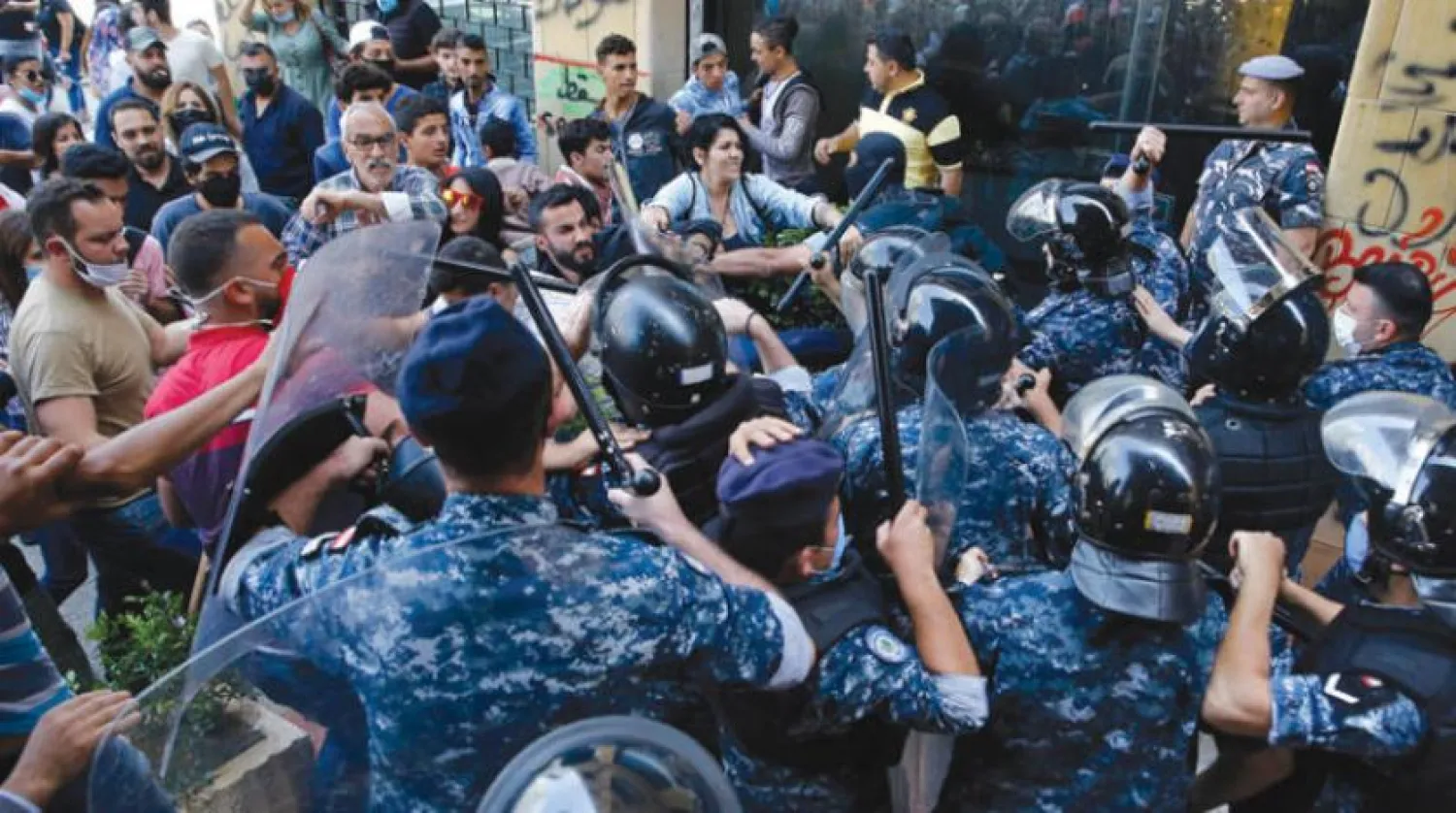 11 Mayıs’ta Beyrut’taki Ekonomi Bakanlığı binası önünde güvenlik güçleri ve eylemciler arasında yaşanan çatışmalar. (AP)