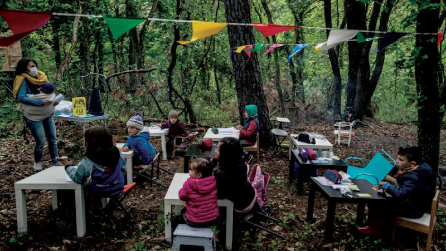 تلاميذ يتلقون درساً في غابة قرب يوبي بمقاطعة دروم في جنوب شرقي فرنسا (أ.ف.ب)