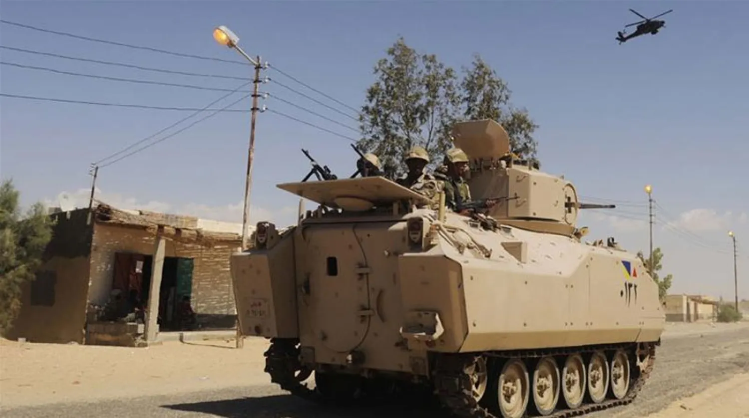 مدرعة للجيش المصري تجوب شوارع في سيناء