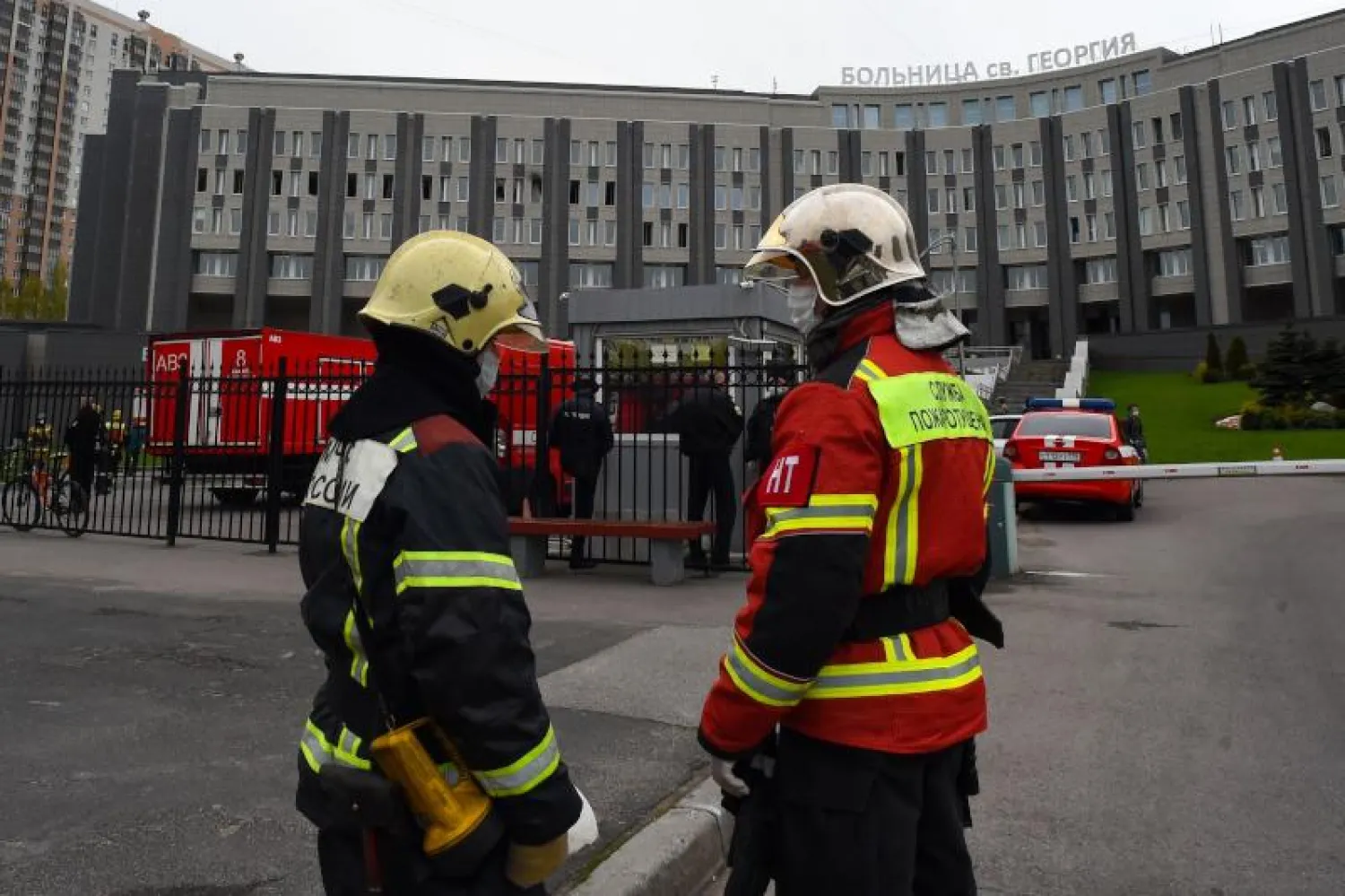 رجلا إطفاء يعملان بموقع نشوب حريق في مستشفى بسان بطرسبرغ (أ.ف.ب)