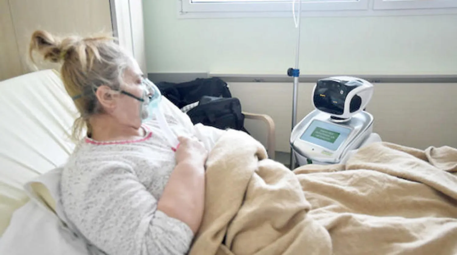 وباء «كورونا» يعزز الاعتماد على الروبوتات في مكافحة العدوى (رويترز)