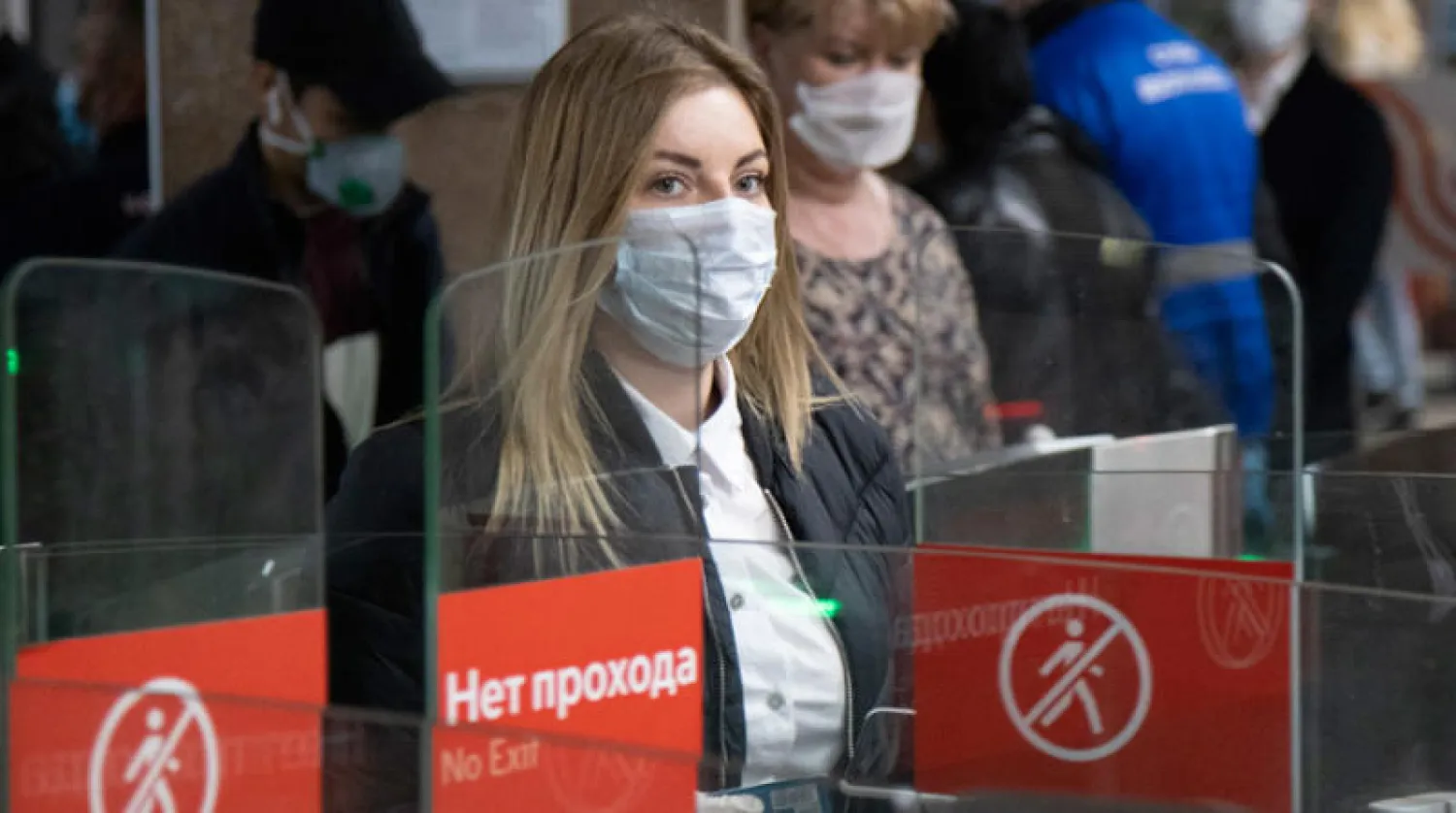 عاد الروس إلى أعمالهم عقب انقضاء عطلة مواجهة «كورونا» التي فرضتها الإدارة من أجل مواجهة تفشي الوباء (أ.ب)