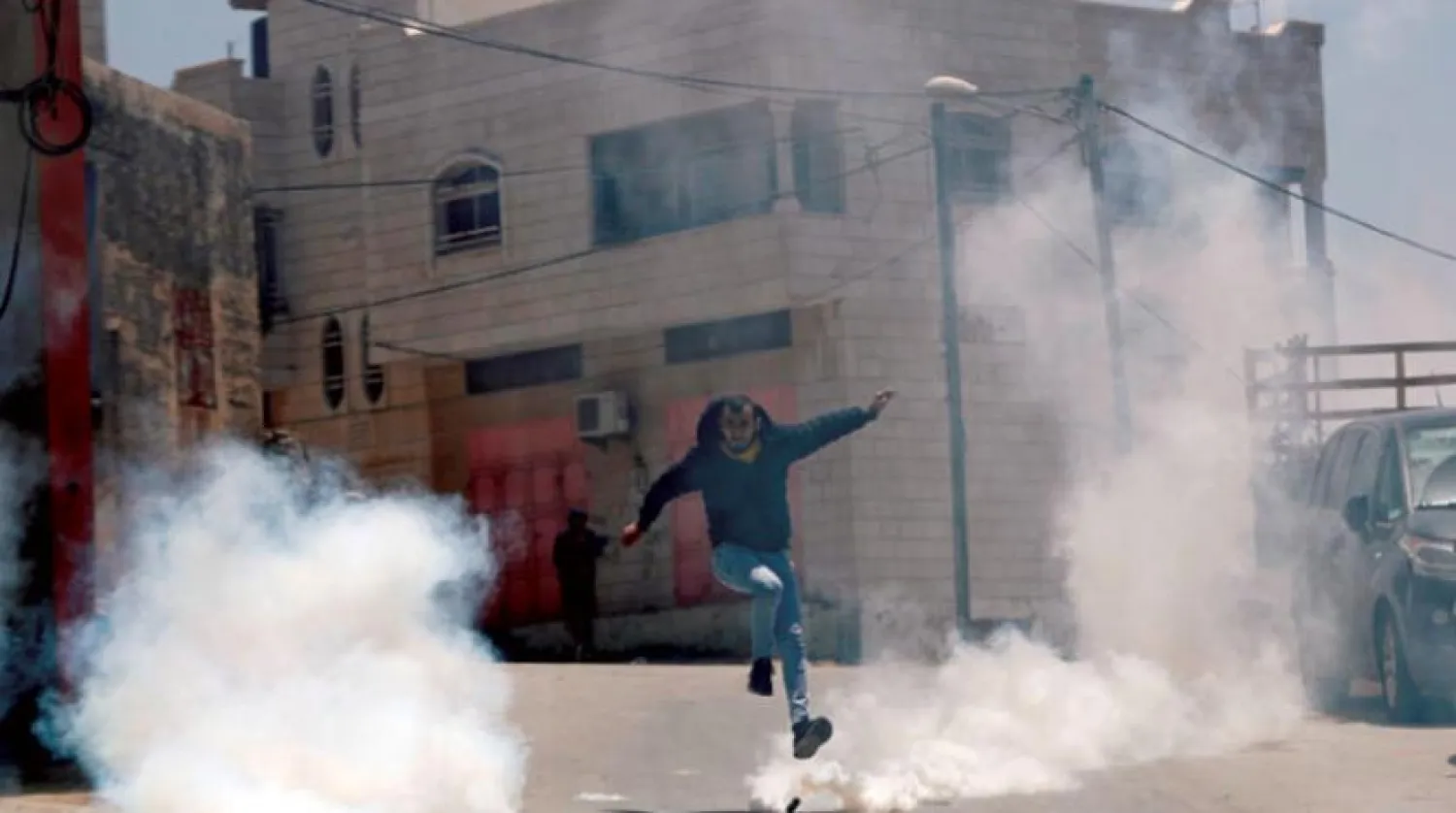 İsrail kuvvetleri dün Cenin'in batısındaki bir kasabada gözaltı furyası başlattı. (Reuters)