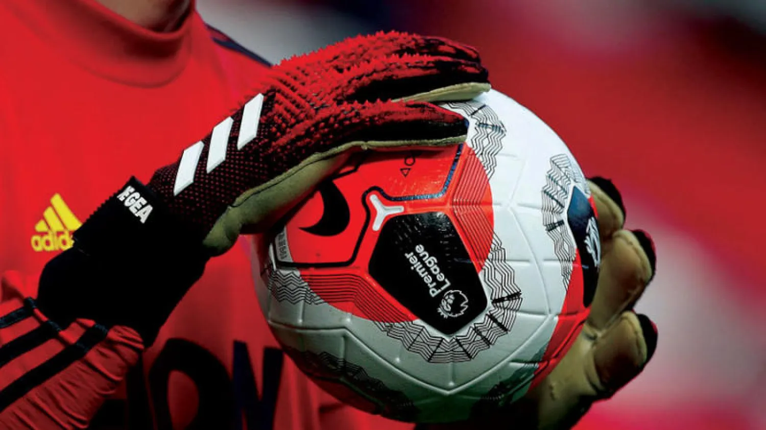 الكرات وقفازات الحراس ستخضع للتعقيم حال عودة الأندية الإنجليزية للتدريبات (رويترز)