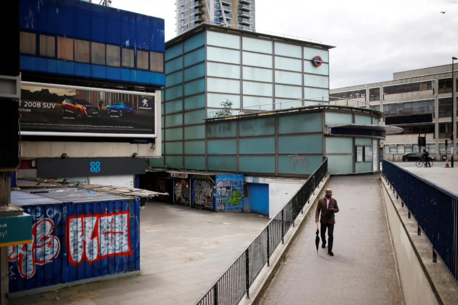 رجل يمشي في سوق إيليفانت أند كاسل وسط لندن (رويترز)