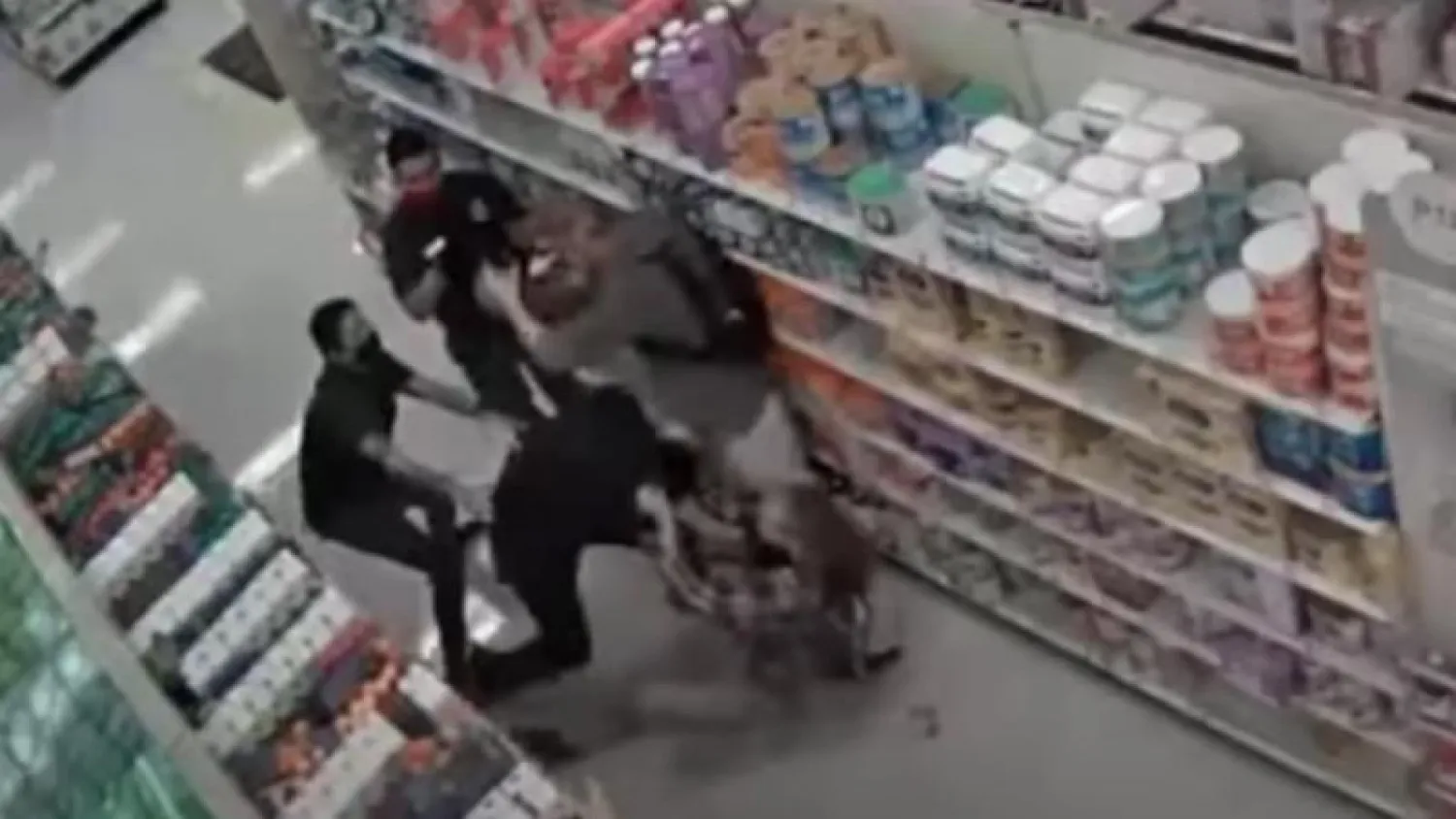 لقطة تظهر اشتباك العملاء مع موظفي متجر «تارغت» (سي إن إن)