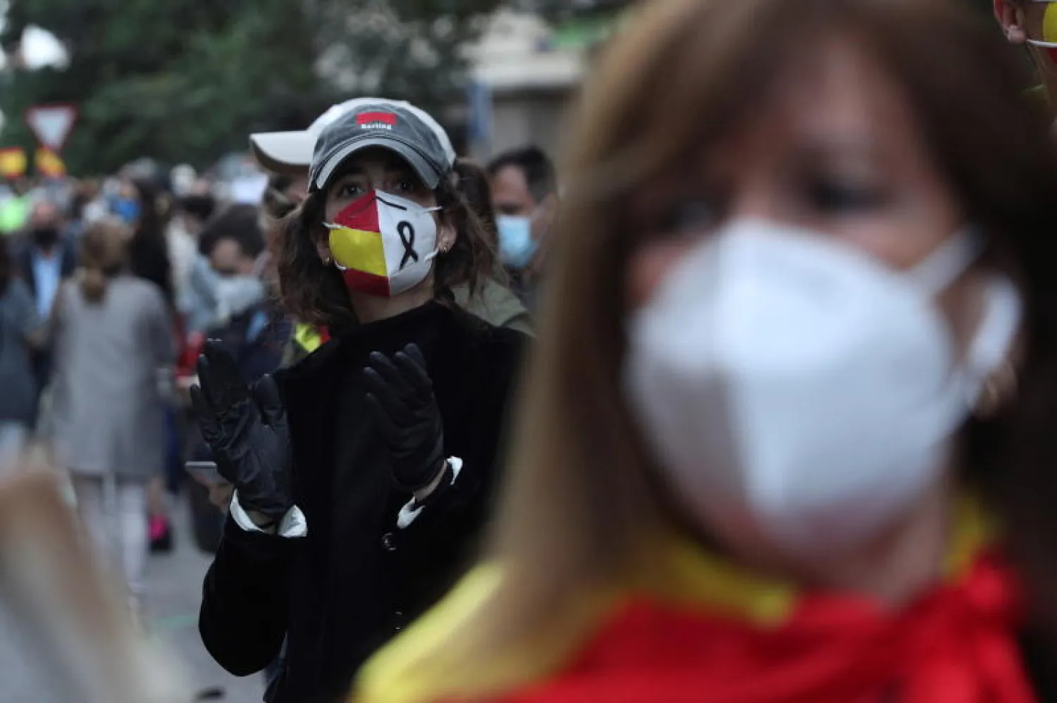 محتجون في إسبانيا ضد إجراءات العزل (أ.ب.أ)