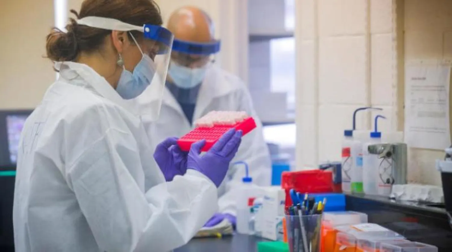 علماء يجرون بعض الاختبارات في نيويورك (أرشيفية - رويترز)