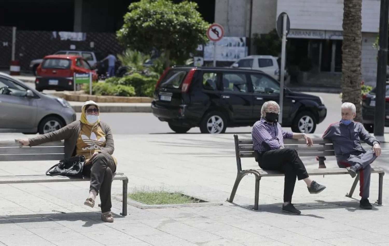 مواطنون يرتدون الكمامات وسط تفشي «كورونا» في العاصمة بيروت (أ.ف.ب)