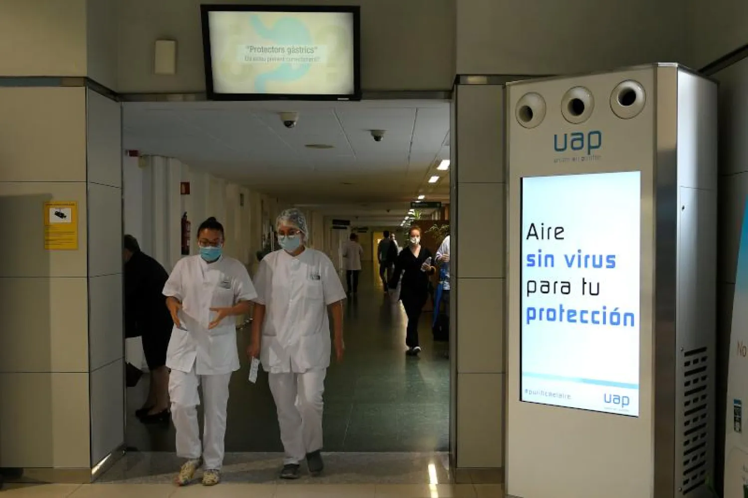 عاملتان في مجال الرعاية الصحية في مستشفى بمدينة برشلونة الإسبانية (أ.ف.ب)