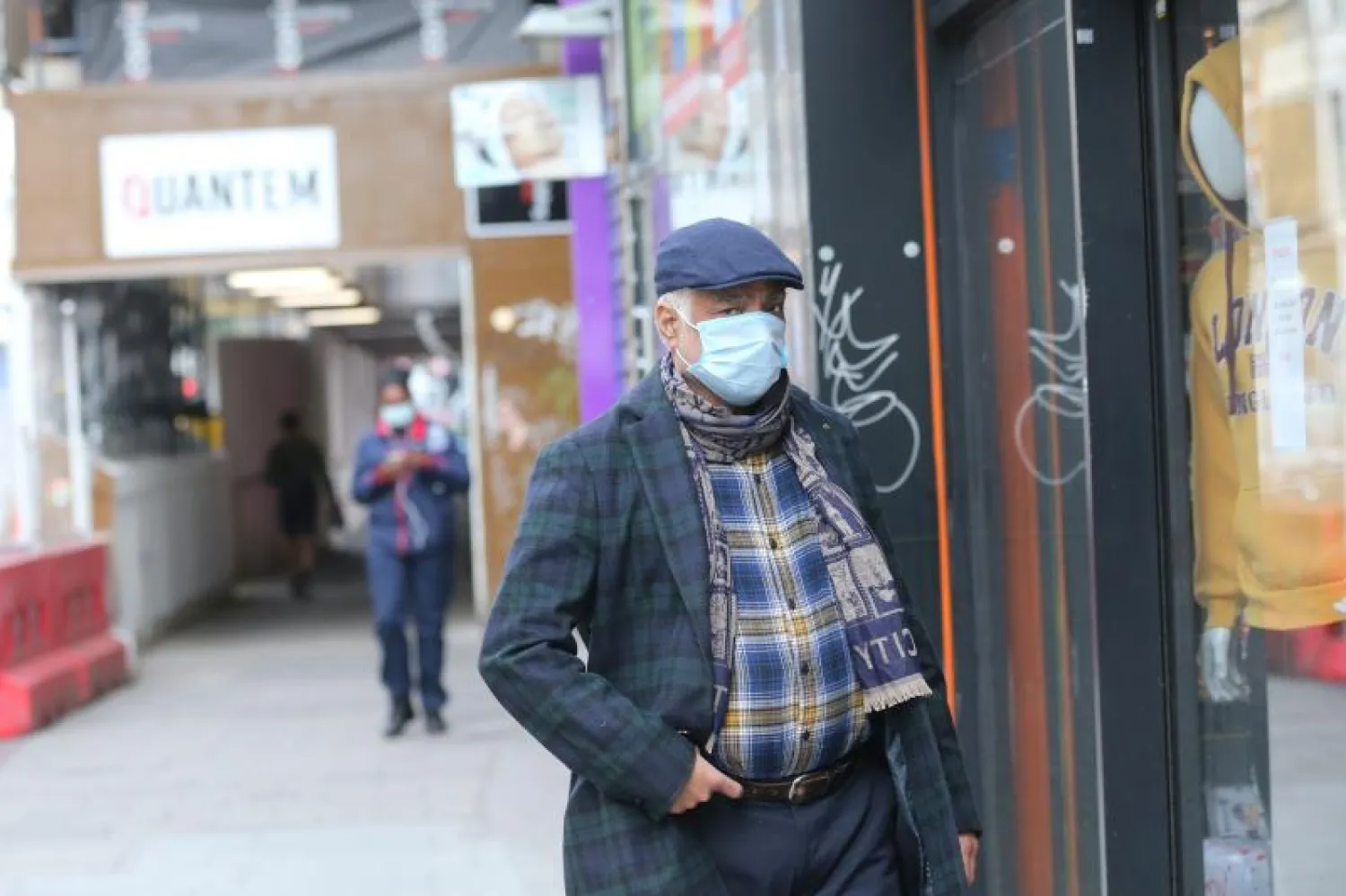 رجل يضع كمامة في أحد شوارع لندن (أ.ف.ب)