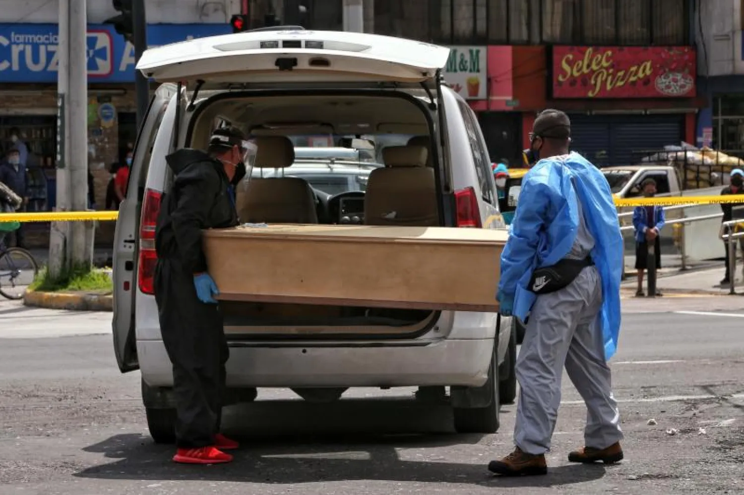 نقل جثة إحدى ضحايا «كورونا» في كيتو عاصمة الإكوادور (أ.ف.ب)