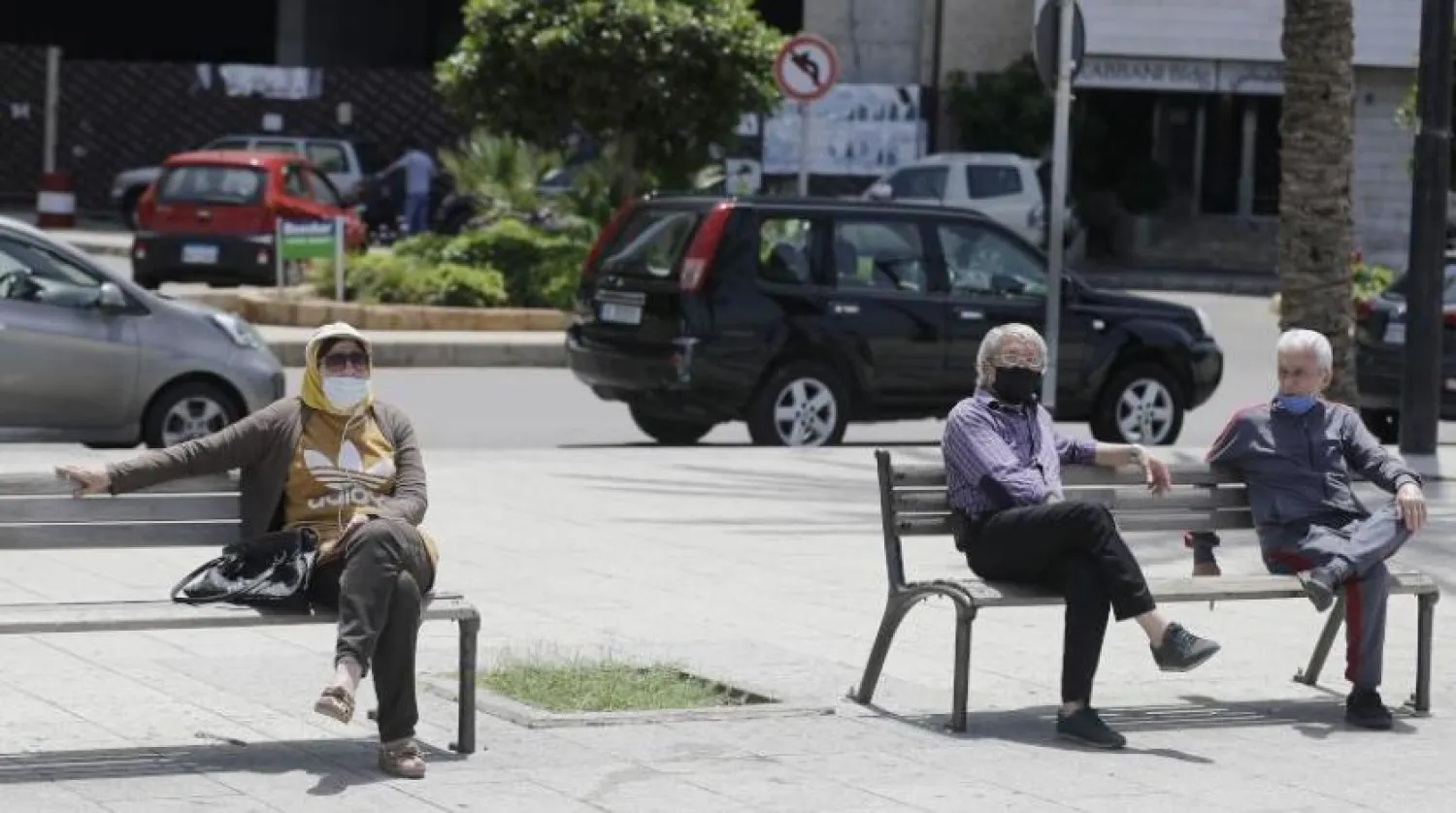 Başkent Beyrut’ta maske takan vatandaşlar (AFP)