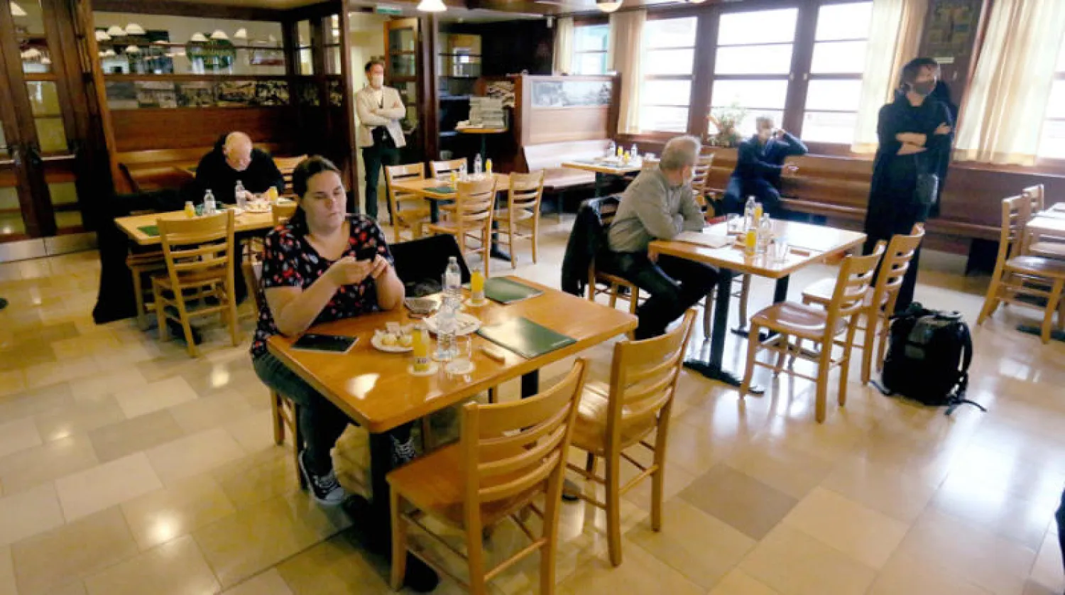 عدد من الصحافيين يختبرون توزيع الطاولات في مطعم بالعاصمة فيينا (أ.ب)