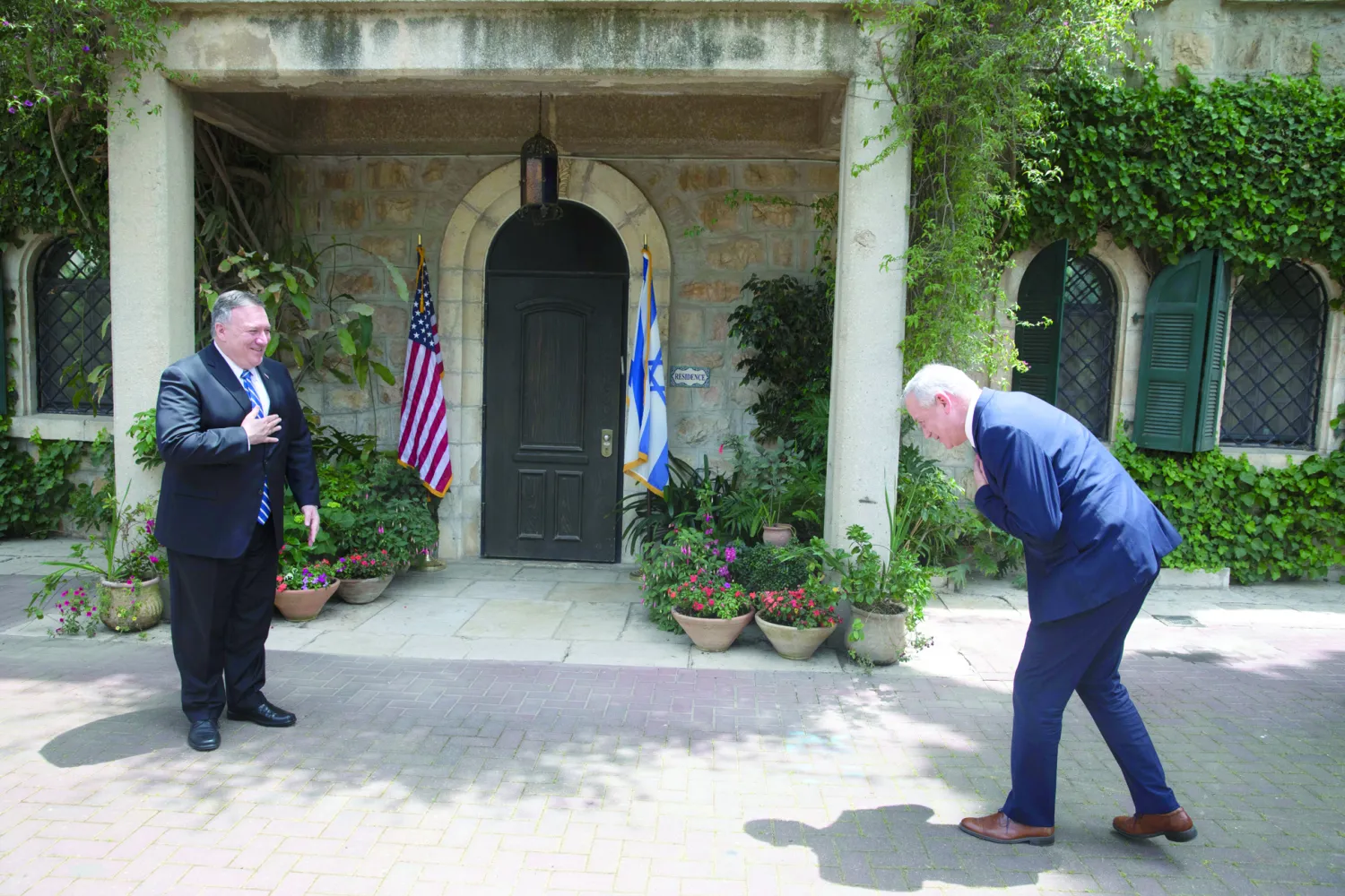 تحية عن بُعد بين غانتس وبومبيو خلال زيارة الوزير الأميركي لإسرائيل الأربعاء الماضي (إ.ب.أ)