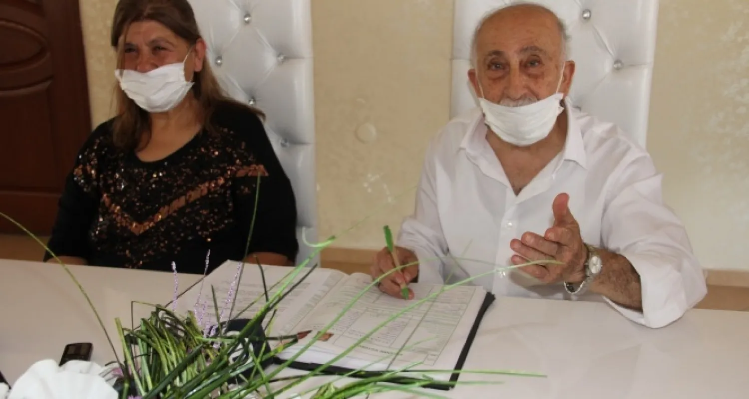 Burhan amca, 30 yıl önce ayrıldığı eşiyle yeniden nikah masasına oturdu