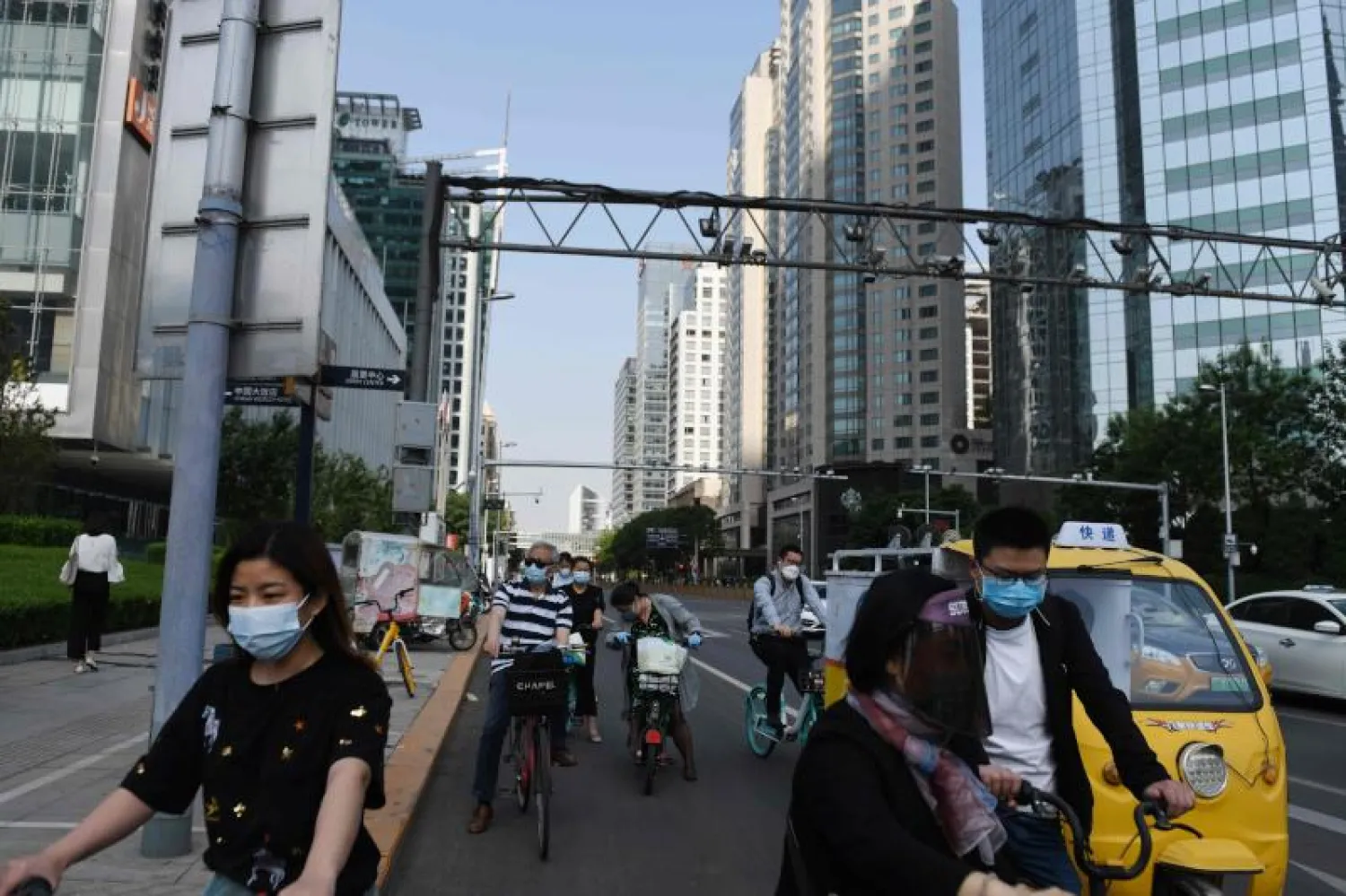 في أحد شوارع بكين (أ.ف.ب)