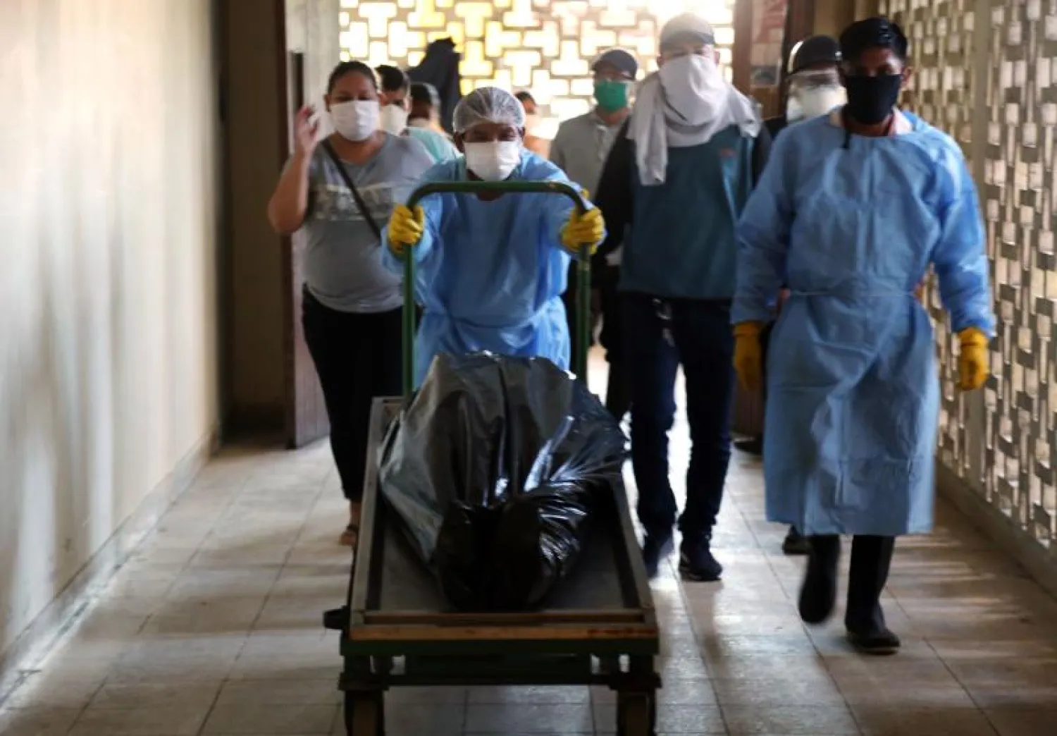 نقل جثمان أحد ضحايا كورونا في بيرو (أ. ف.ب)