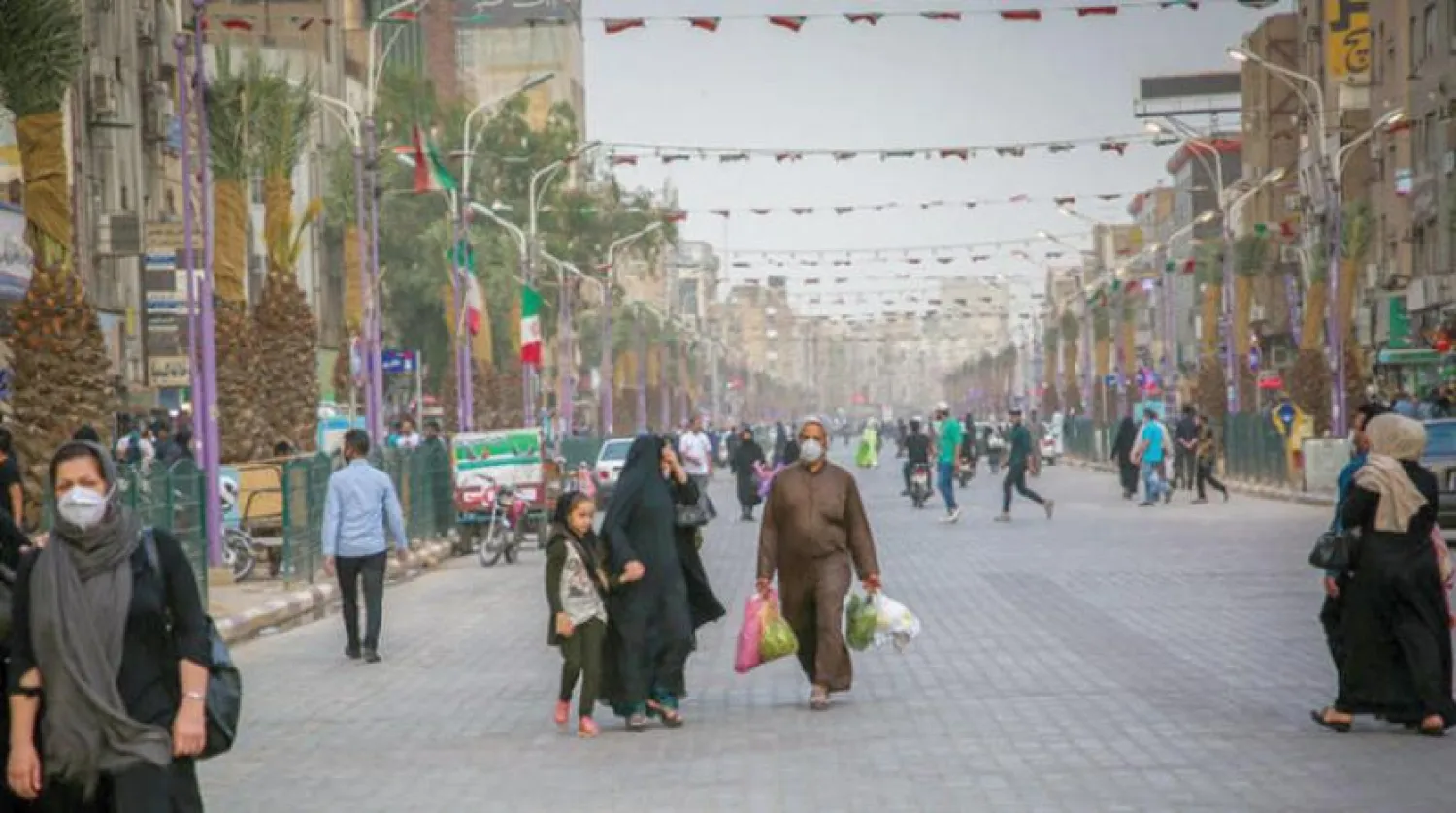 People passing by in Naderi Street in Ahvaz city on Wednesday, May 13, 2020 (ISNA)