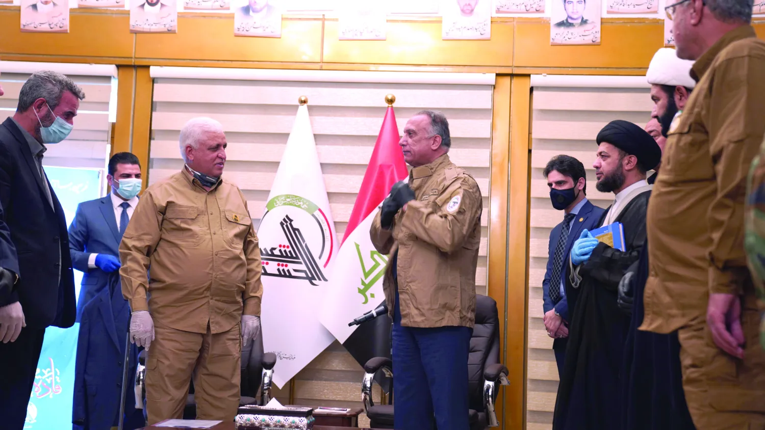 مصطفی الکاظمی نخست‌وزیر عراق روز گذشته در بازدید از مقر الحشد الشعبی در بغداد، لباس نظامی این سازمان را بر تن کرد (رویترز)
