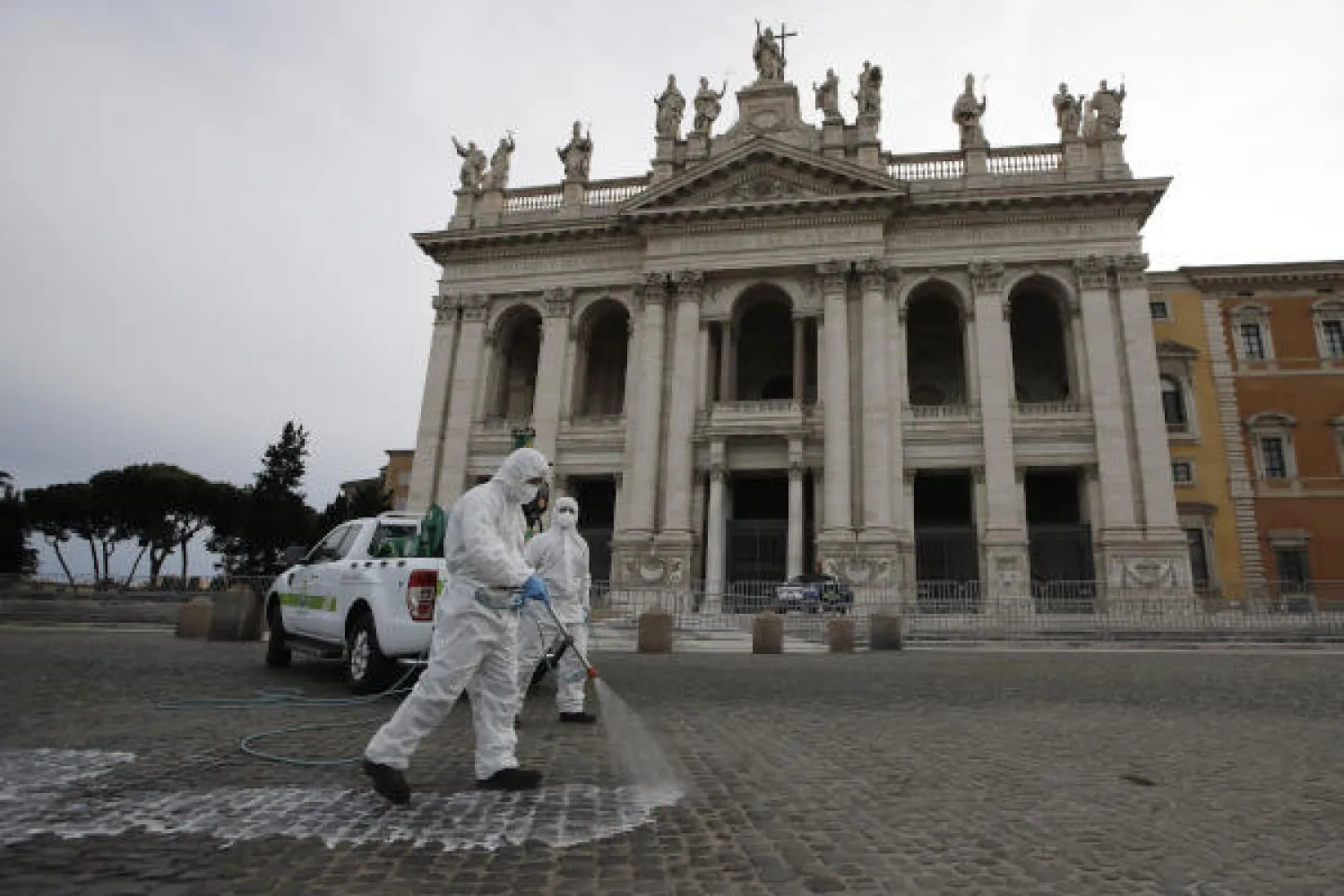 تعقيم باحة  كاتدرائية القديس يوحنا في روما يوم أمس الجمعة (ا.ب)