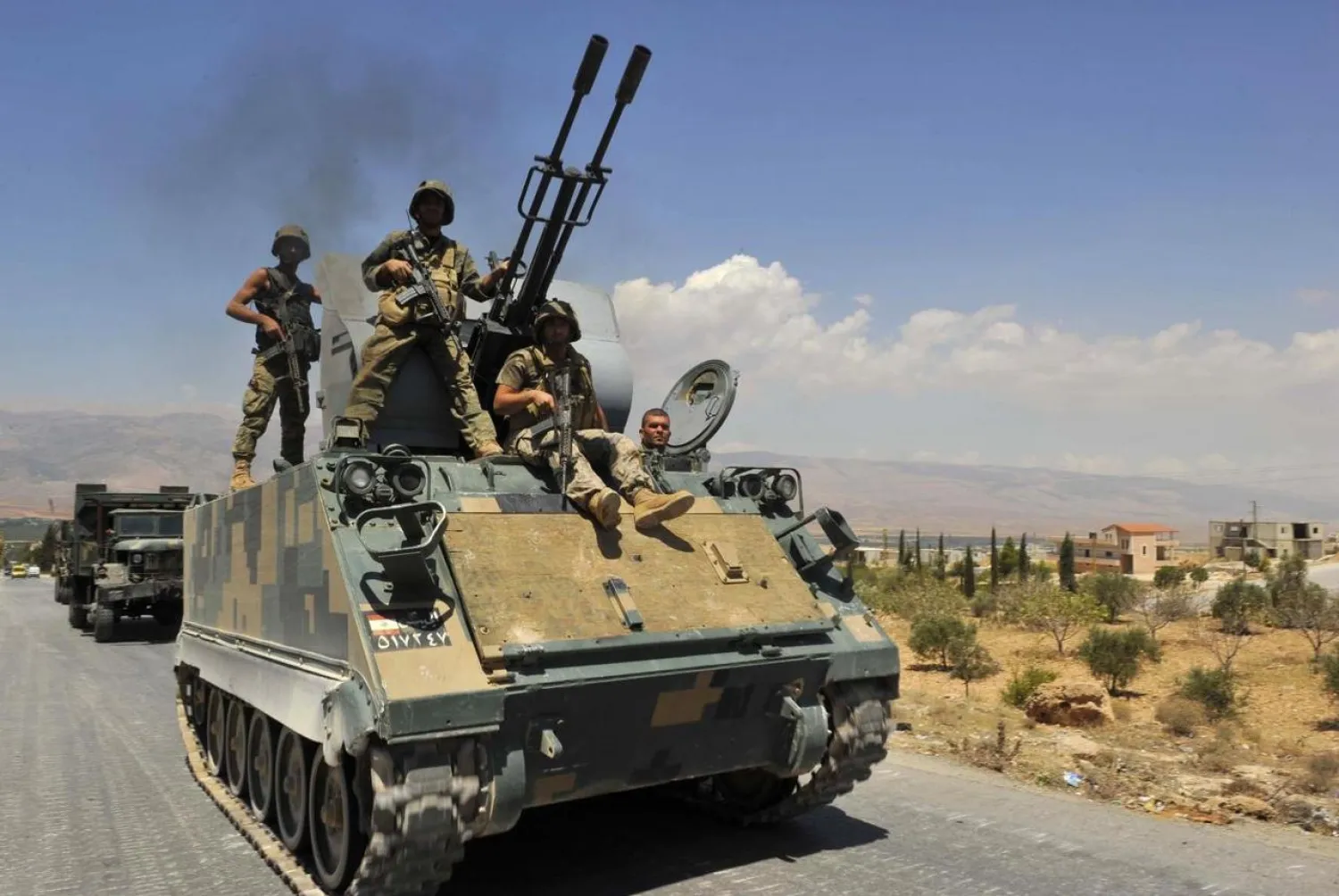 Lebanese army soldiers on armored carriers and military vehicles advance towards the border town of Arsal, in the eastern Bekaa Valley as part of reinforcements August 5, 2014. REUTERS/Hassan Abdallah