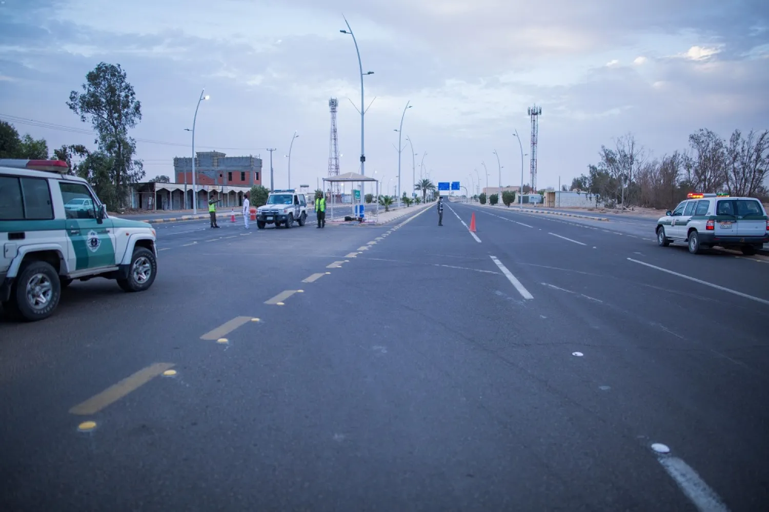 Saudi security forces man a checkpoint to enforce curfew imposed over the coronavirus. (SPA)