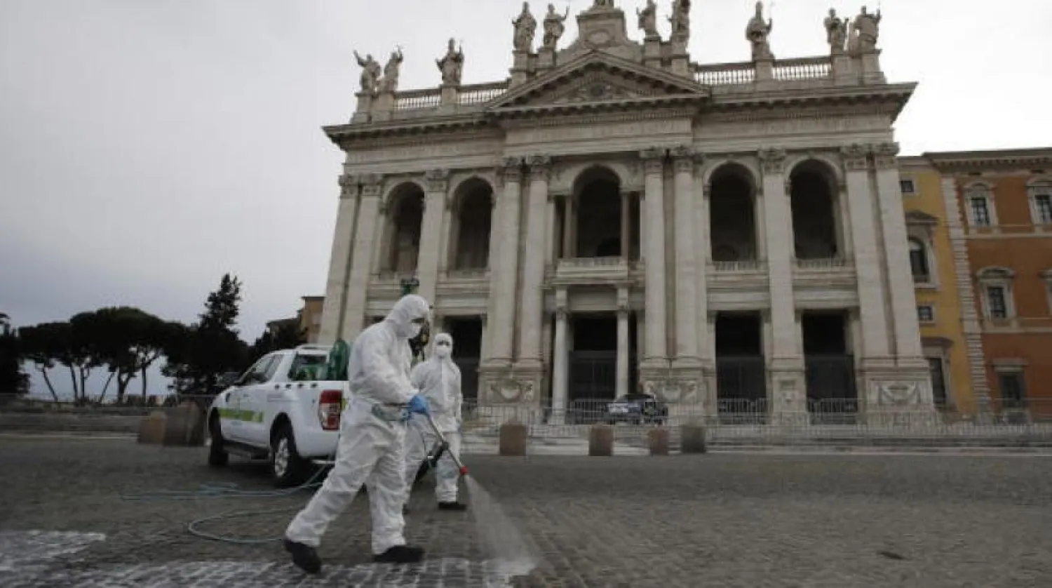 Dün Roma'daki St.John Katedrali'nin önü (AP)