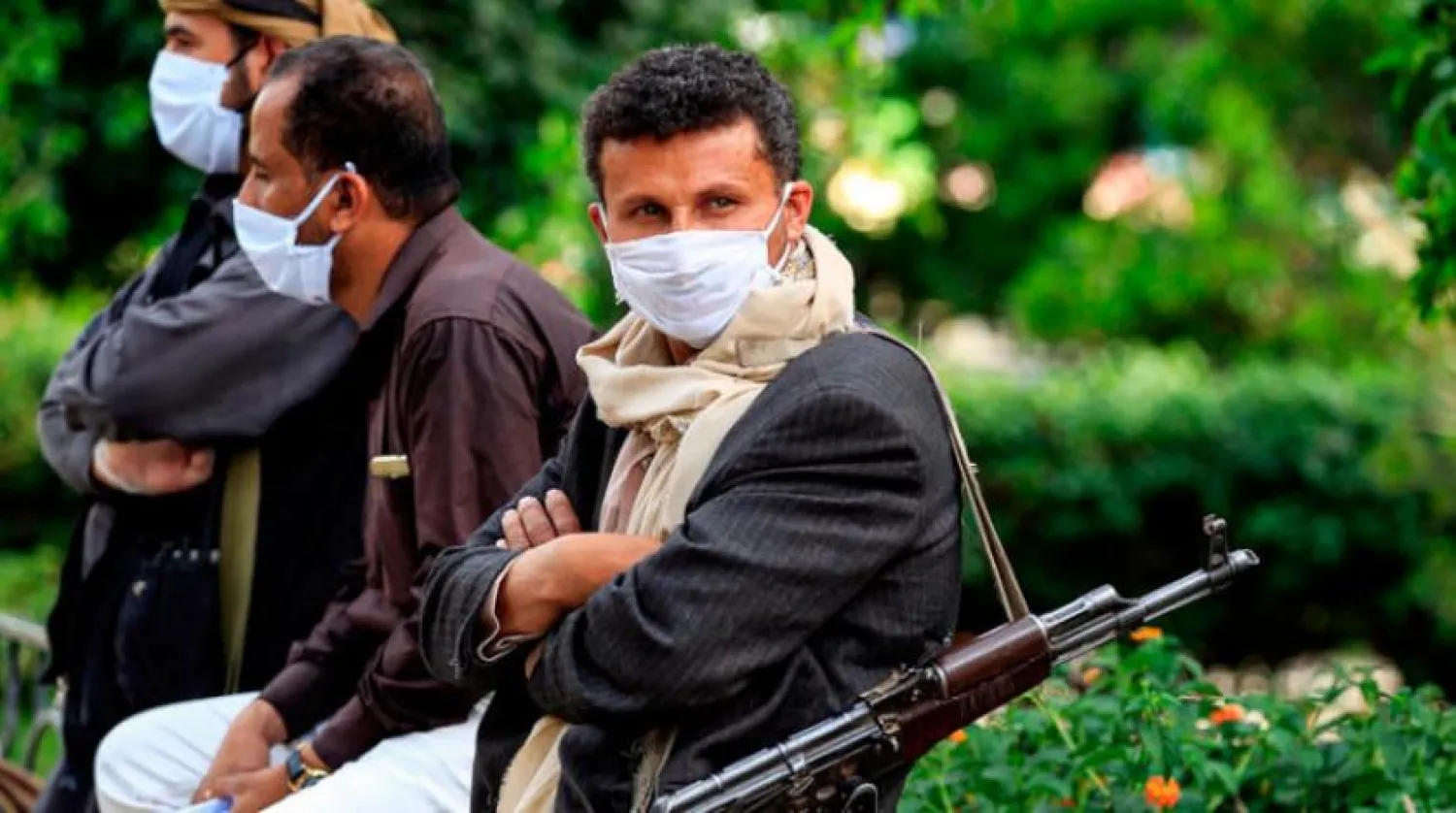 Sana sokaklarında maske takan Husi milisleri. (AFP)