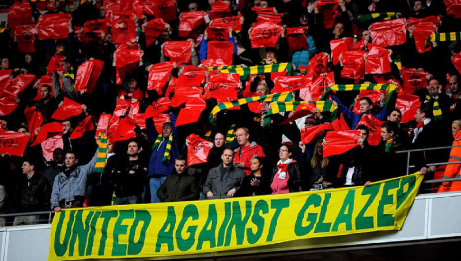 جماهير يونايتد متحدة ضد عائلة غليزر الأميركية المالكة للنادي (الشرق الأوسط)