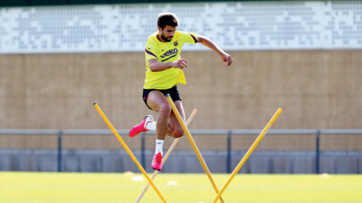 بيكيه مدافع برشلونة يتخطى الحواجز خلال التدريبات (إ.ب.أ)