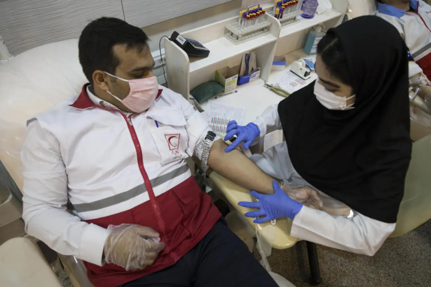 مسعف يتبرع بالدم في طهران (د.ب.أ)