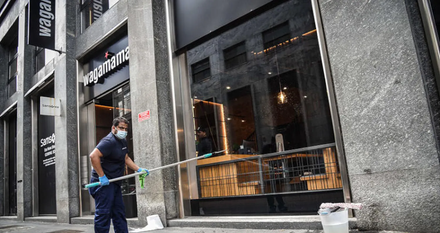 المحلات والمطاعم تستعد لإعادة فتح أبوابها في ميلانو (إ.ب.أ)