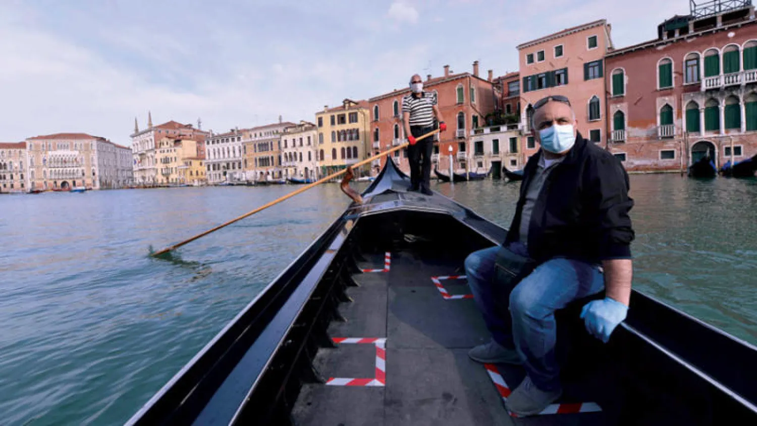 مراكب الجندول الشهيرة تعود بخجل إلى القناة (أ.ف.ب)