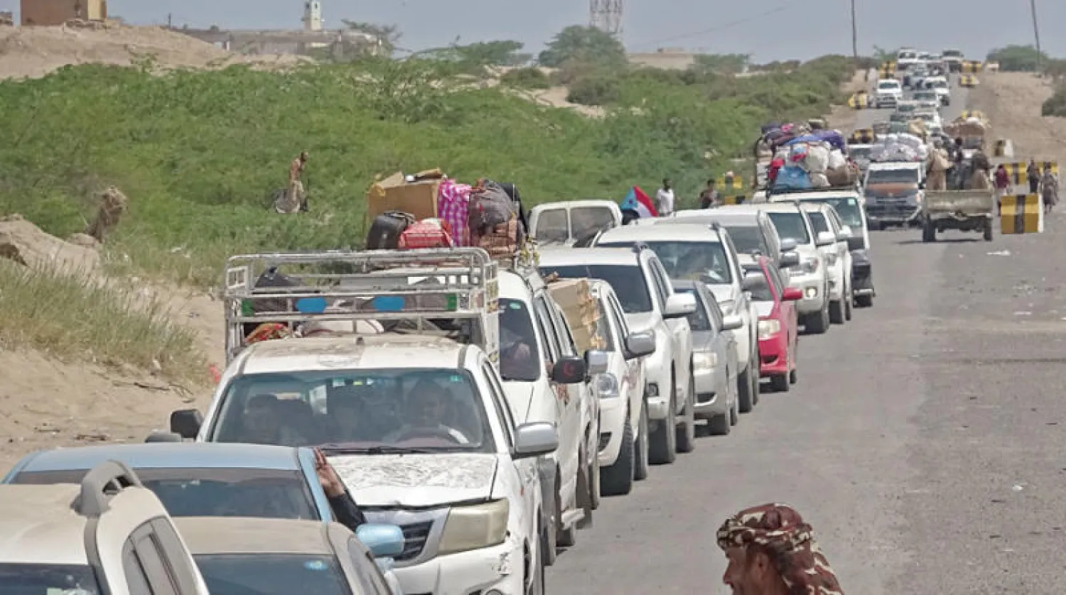 مقاتلو المجلس الانتقالي الجنوبي على إحدى الطرق السريعة بمحافظة أبين أول من أمس (أ.ف.ب)