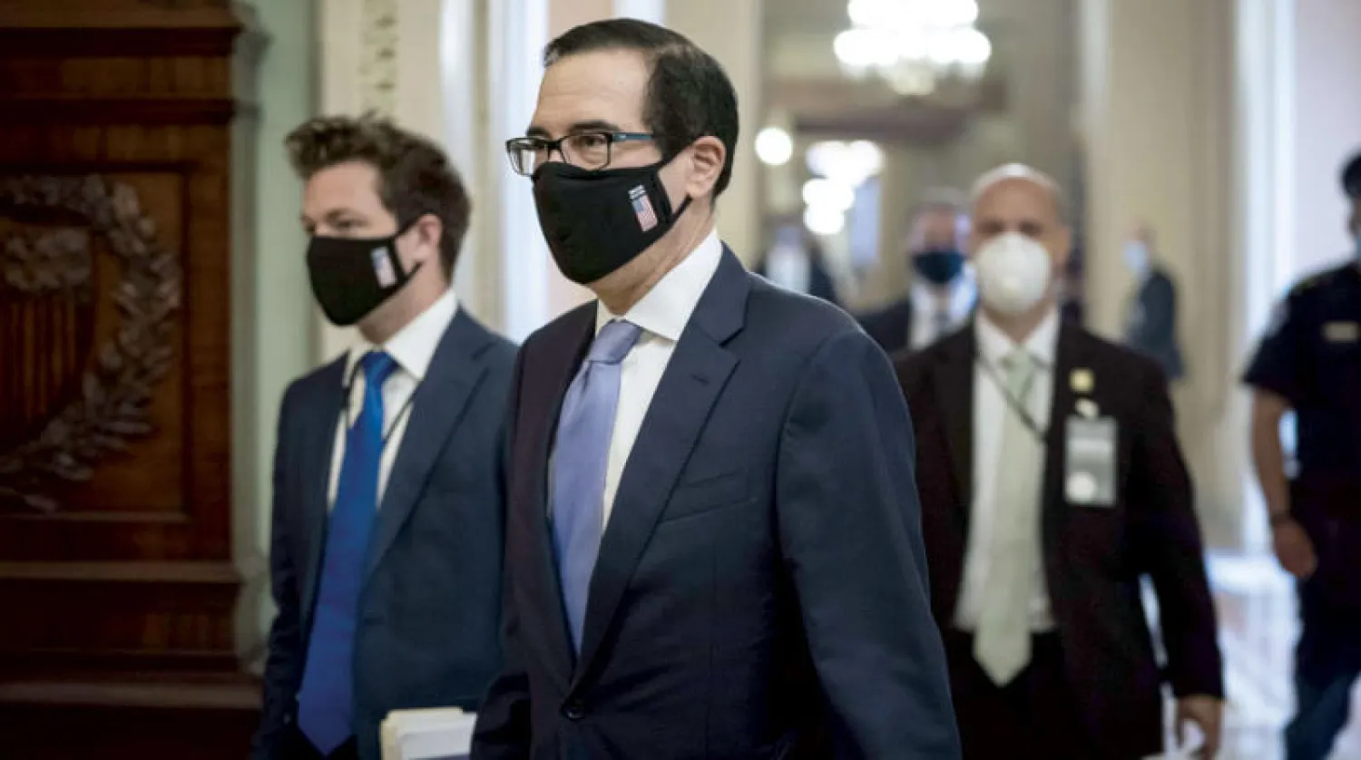 منوتشن يغادر مقر مجلس الشيوخ الأميركي بعد اجتماع أمس (أ.ف.ب)