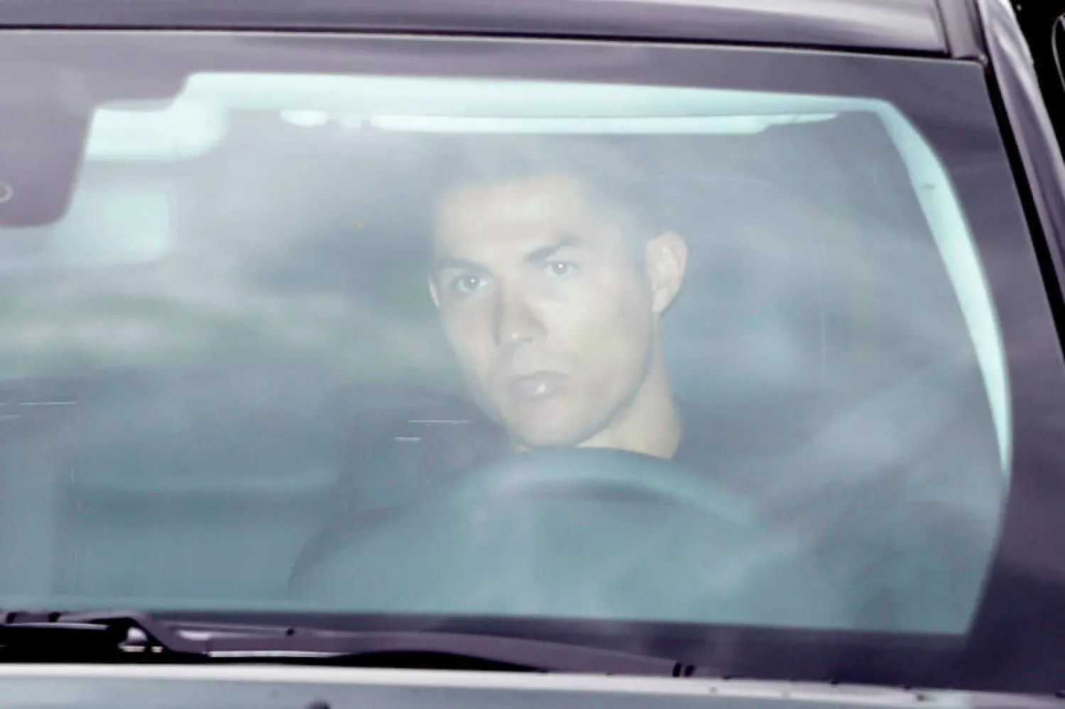 النجم البرتغالي كريستيانو داخل سيارته الجيب ذات الزجاج الداكن الى مقر نادي يوفنتوس (رويترز)