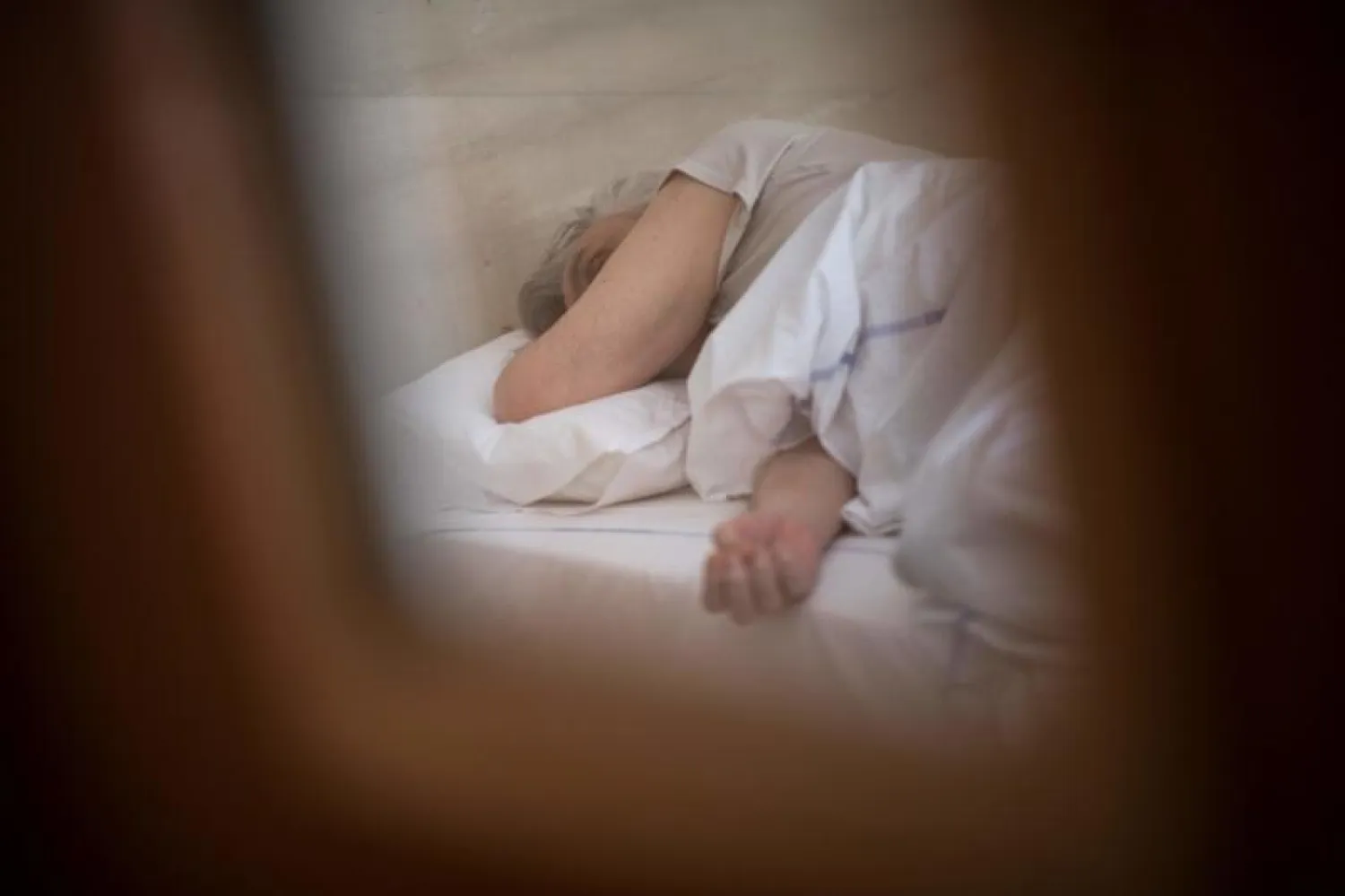 متعافية من كورونا ترقد في أحد مستشفيات الطب النفسي بفرنسا (أ.ف.ب)